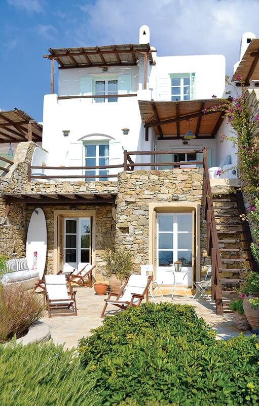 Los llevamos a una clásica casa de Mykonos. Esas con gruesas paredes de rutilante blanco que, abrazadas a la montaña, ofrecen soporte frente a la hipnótica imagen de un mar de belleza sublime y míticos ecos.