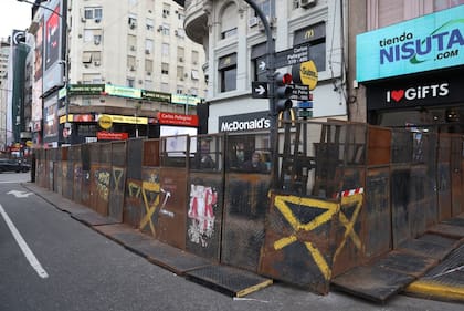 Los locales de avenida Corrientes, también vallados
