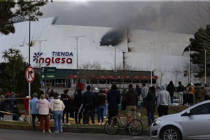 Los locales se acercaron a la tienda afectada por las llamas