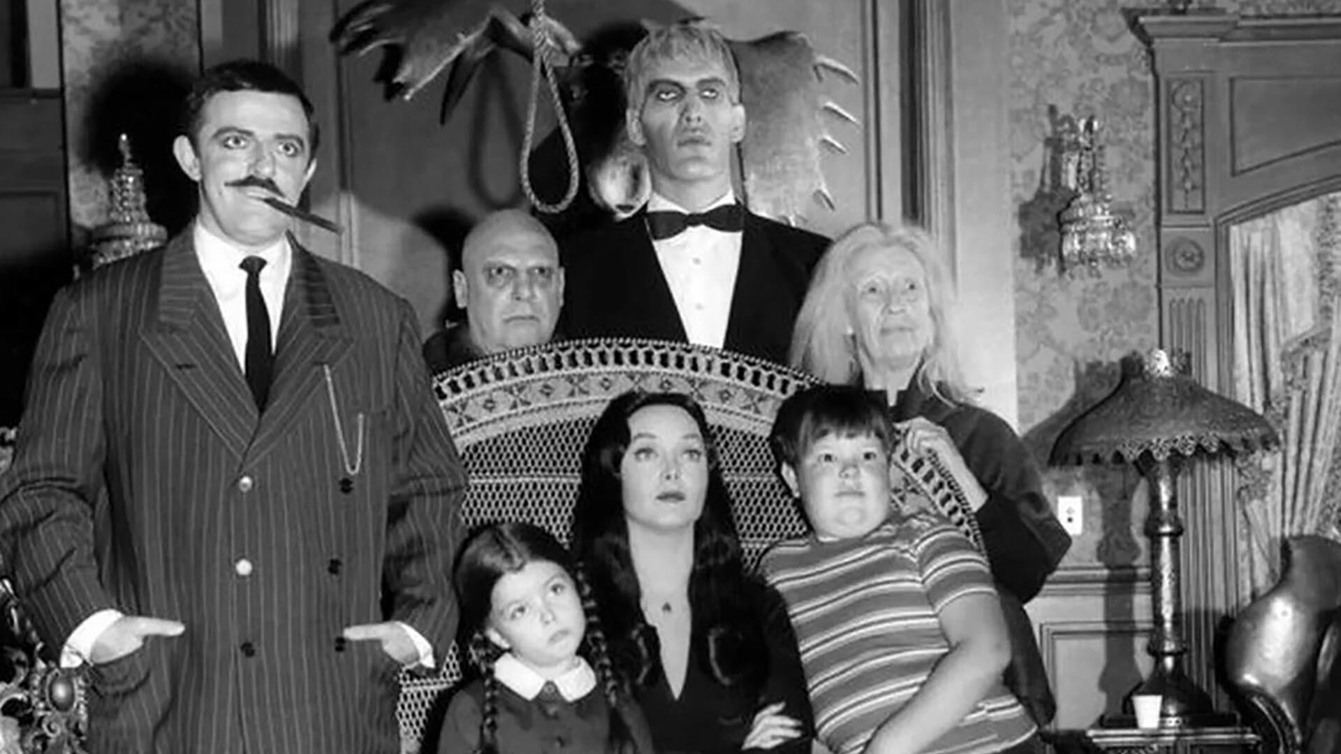 El elenco original de Los locos Addams, en 1964