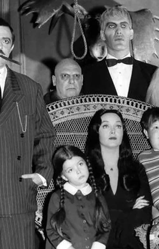 El elenco original de Los locos Addams, en 1964