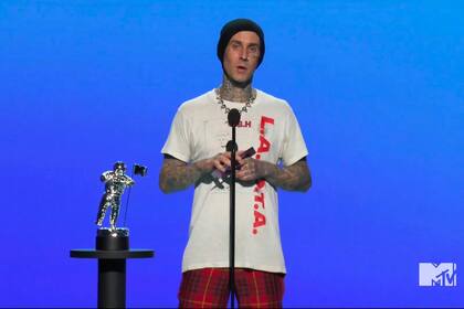 Travis Barker, el baterista de Blink-182, aportó un poco de rock a la ceremonia
