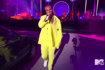 Maluma, de amarillo, le puso un poco de onda latina al evento