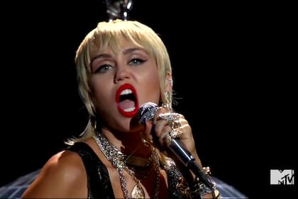 Miley Cyrus, en cambio, optó por un modelo más sexy con transparencias