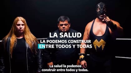Los luchadores le explican a la audiencia los principales pasos de la técnica de reanimación