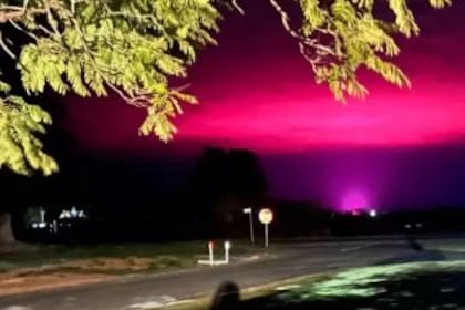 Los lugareños de la ciudad de Mildura estaban confundidos por un resplandor rosado en el cielo