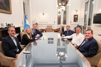 Los macristas Santilli, Ritondo y Montenegro, con Karina Milei, Sebastián Pareja y Eduardo "Lule" Menem, en abril pasado, en Casa Rosada