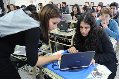 LOS MAESTROS, AL AULA. Docentes durante un taller de capacitación brindado por coordinadores del segundo congreso regional de “Conectar Igualdad”, en Resistencia, Chaco