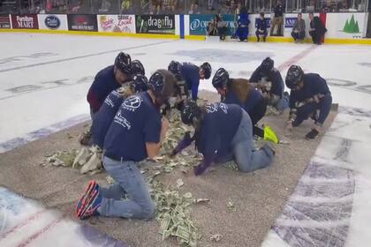 Los maestros entraron al campo de juego para agarrar la mayor cantidad de dinero posible para sus alumnos
