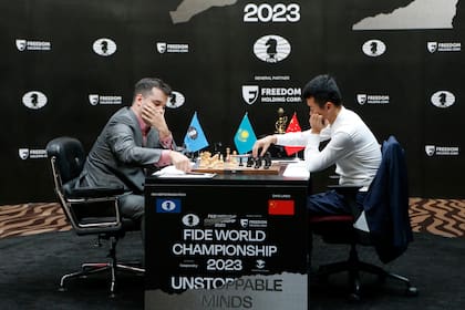 Los maestros Ian Nepomniachtchi y Ding Liren compiten por el título del mundo