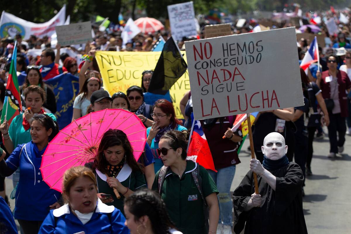 Los maestros marcharon ayer, en la cuarta semana de protestas