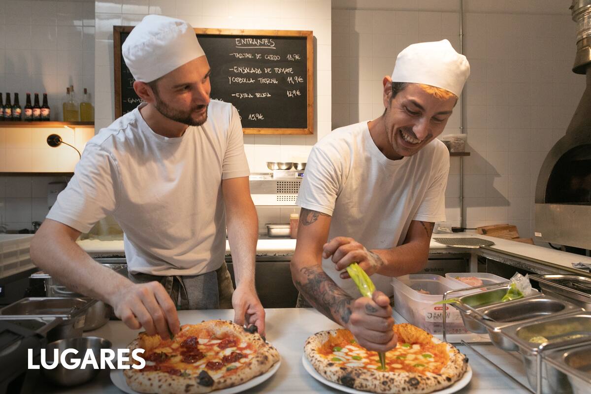 Los maestros pizzeros en acción.