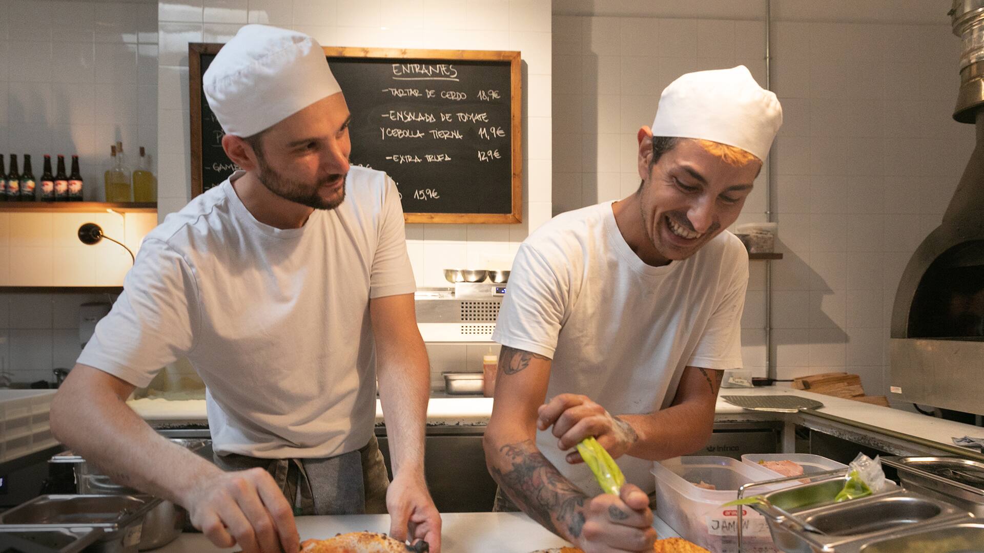 Los maestros pizzeros en acción.