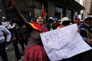 Crisis en Bolivia: marcan a la gente para venderle nafta, huevos y pollo