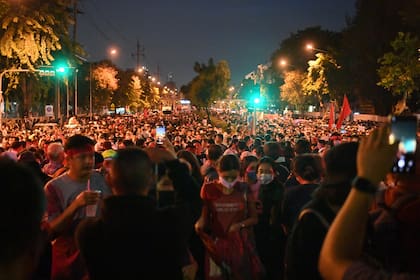 Los manifestantes a favor de la democracia participan en una manifestación antigubernamental frente a la Casa de Gobierno en Bangkok
