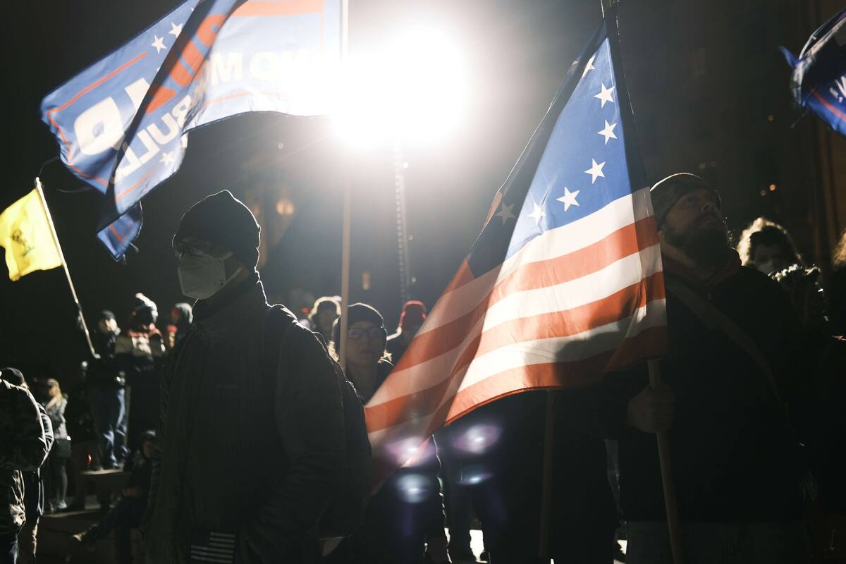 Los manifestantes acompañaron a Trump, que niega su derrota electoral, horas antes de que el Congreso de Estados Unidos certifique la victoria del presidente electo, Joe Biden