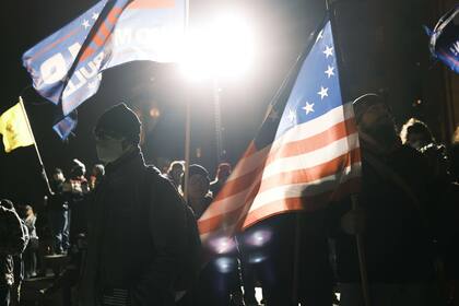 Los manifestantes acompañaron a Trump, que niega su derrota electoral, horas antes de que el Congreso de Estados Unidos certifique la victoria del presidente electo, Joe Biden