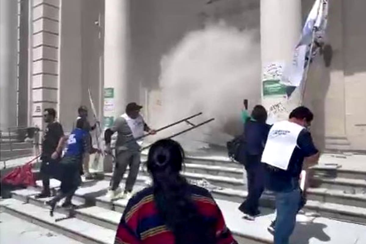 Los manifestantes, al atacar el ingreso a la Legislatura de Santa Fe