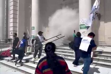 Los manifestantes, al atacar el ingreso a la Legislatura de Santa Fe