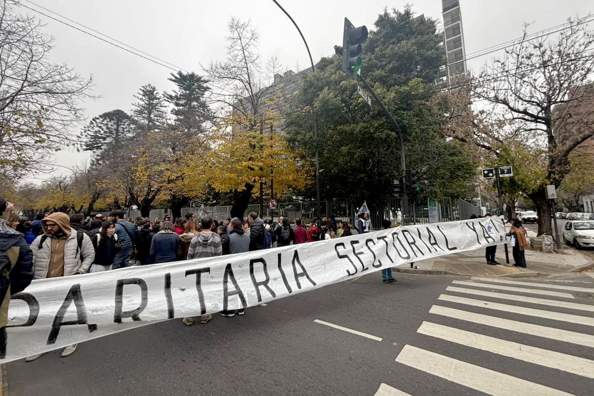 Los manifestantes, al cortar la calle en la esquina de 7 y 58