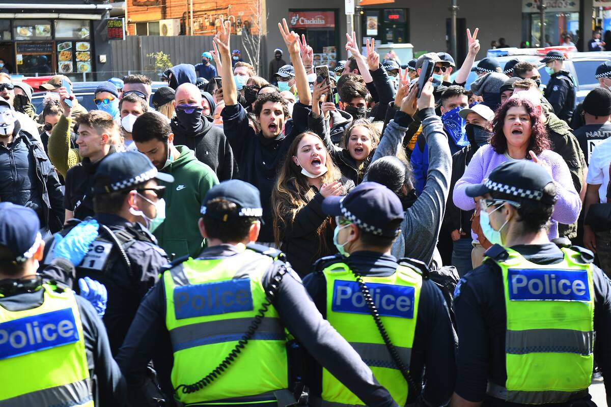 Los manifestantes antibloqueo protestan en el mercado Queen Victoria de Melbourne durante un mitin el 13 de septiembre de 2020, en medio de la pandemia de coronavirus