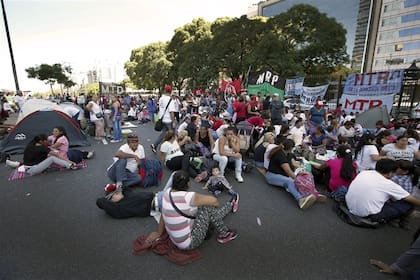 Los manifestantes, ayer, preparándose para acampar y pasar la noche