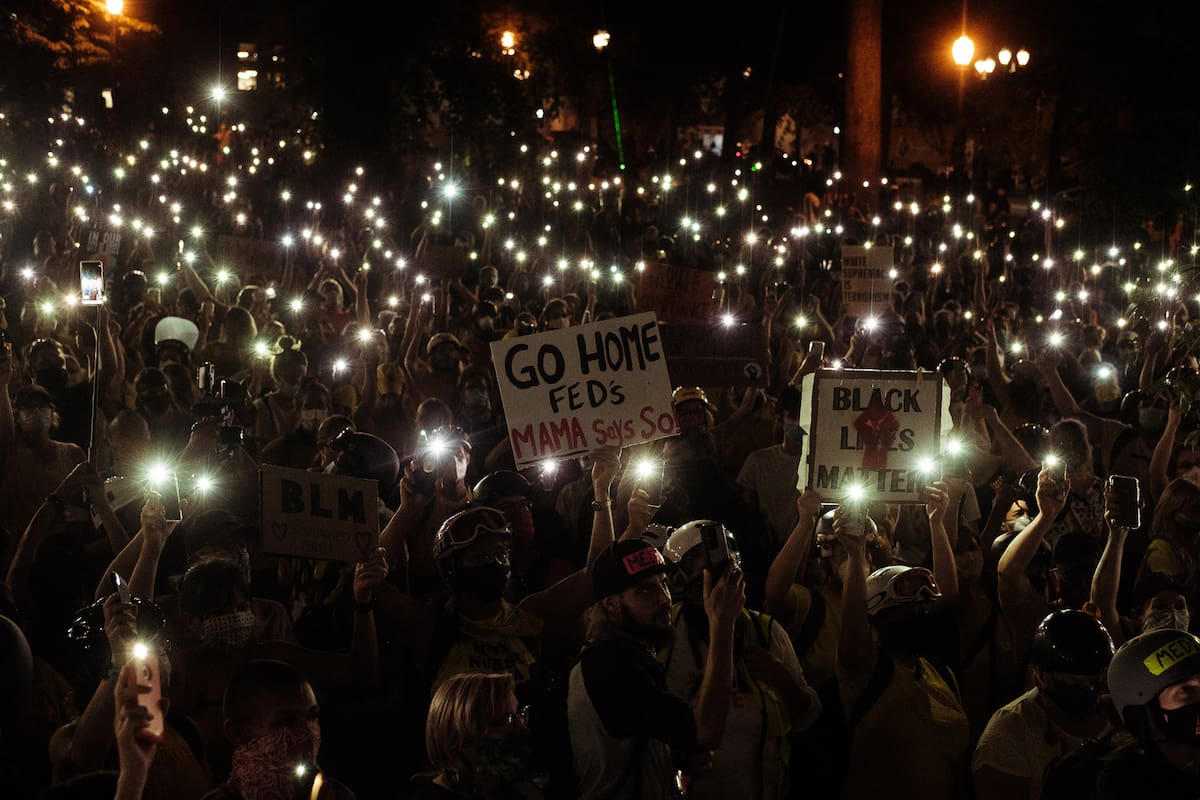 Los manifestantes cantan frente al Centro de Justicia del Condado de Multnomah el 20 de julio de 2020 en Portland, Oregón