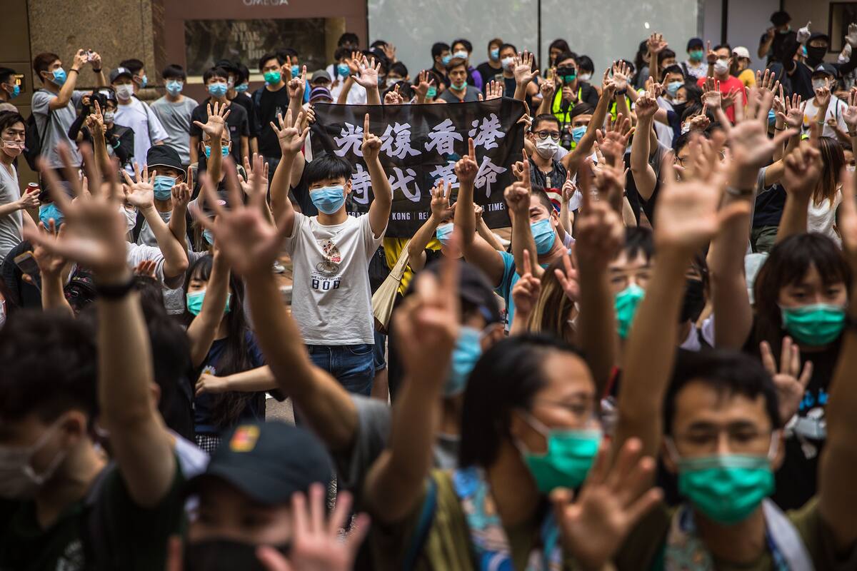 Los manifestantes cantan y gritan durante una manifestación contra una nueva ley de seguridad nacional en Hong Kong el 1 de julio de 2020