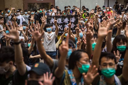 Los manifestantes cantan y gritan durante una manifestación contra una nueva ley de seguridad nacional en Hong Kong el 1 de julio de 2020
