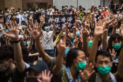 Los manifestantes cantan y gritan durante una manifestación contra una nueva ley de seguridad nacional en Hong Kong el 1 de julio de 2020