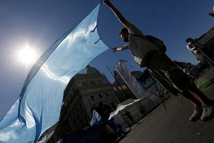Los manifestantes celestes con banderas y pancartas frente al Congreso de la Nación