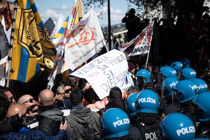 Los manifestantes chocan con la policía en Venecia