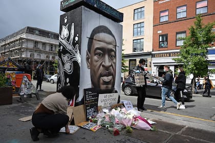 Un mural en homenaje a George Floyd en Washington
