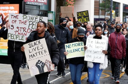 Muchos carteles y pocos barbijos en la protesta en Londres
