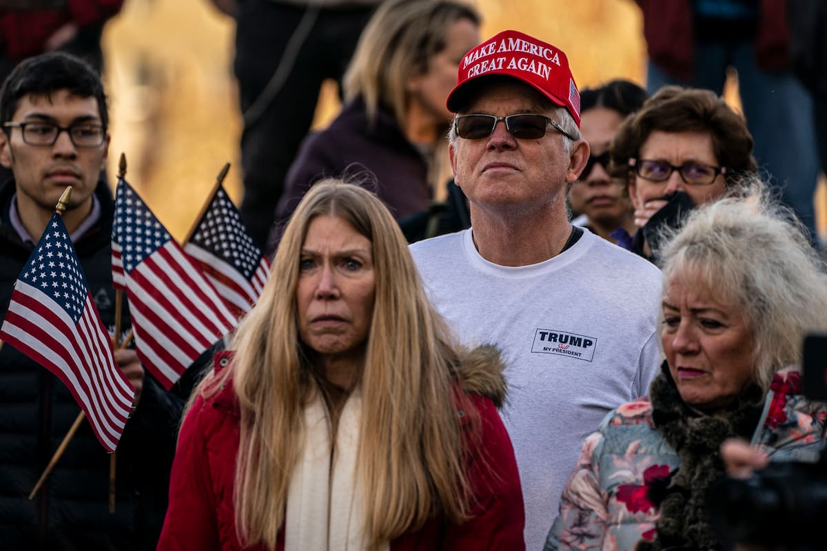 Los manifestantes conservadores se reúnen en el Capitolio del Estado de Washington el 10 de enero de 2021 en Olympia, Washington