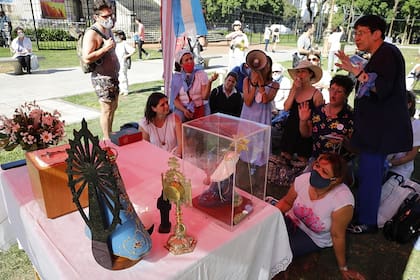 Los manifestantes celestes se ubican debajo de los gacebos, para cubrirse del sol