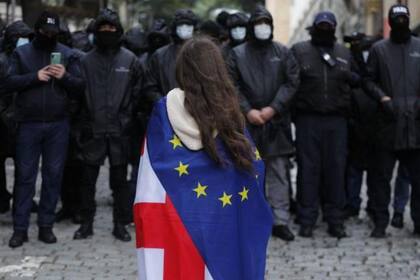 Los manifestantes creen que la ley aleja a Georgia de la Unión Europea.