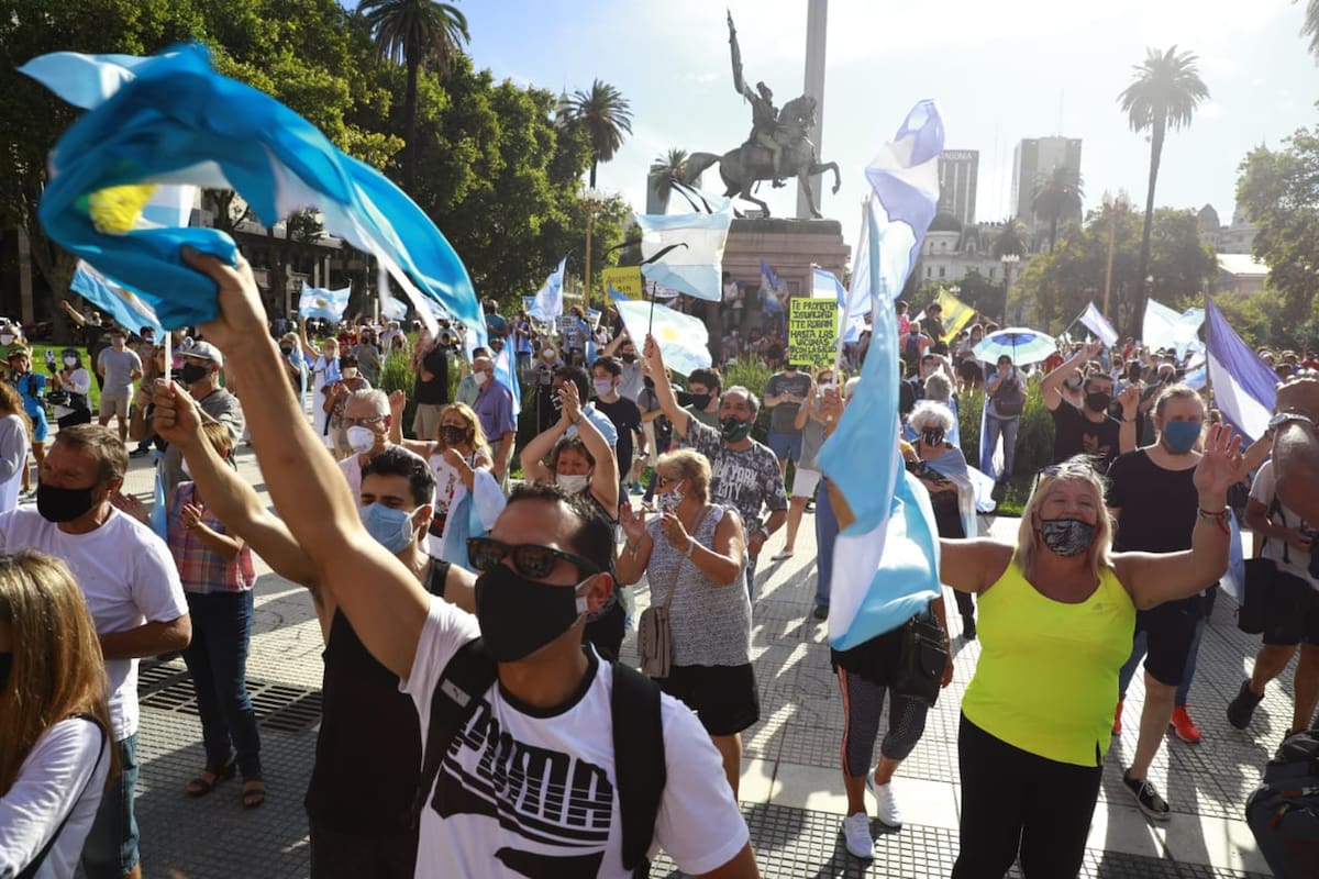 Los manifestantes de la marcha del 27F frente a la Casa Rosada