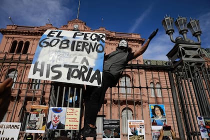 Los manifestantes de la marcha del 27F frente a la Casa Rosada