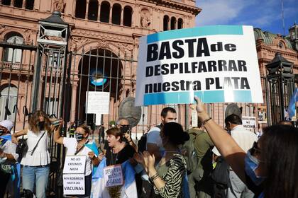 Los manifestantes de la marcha del 27F frente a la Casa Rosada
