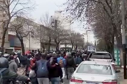 Los manifestantes del MTE, este jueves, en La Plata