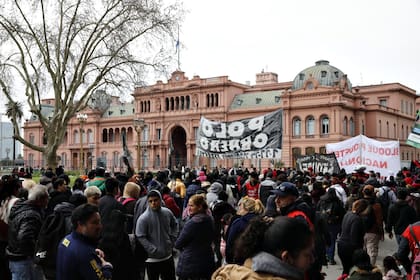 Los manifestantes del Polo Obrero, en una protesta en la Casa Rosada durante la gestión de Alberto Fernández