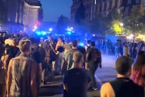 Una camioneta atropelló a varias personas durante la marcha por el Día del Orgullo: hay múltiples heridos