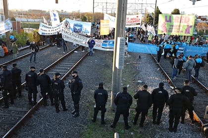 Los manifestantes durante el corte de las vías del ferrocarril Roca