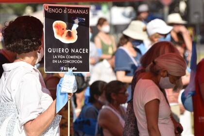 Los manifestantes en contra de la legalización del aborto llegaron en familia y grupos de amigos al Congreso