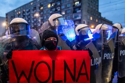 Los manifestantes encienden bengalas mientras participan en una protesta a favor del aborto en el centro de Varsovia, el 28 de noviembre de 2020, como parte de una ola nacional de protestas desde el 22 de octubre contra la prohibición casi total del aborto en Polonia