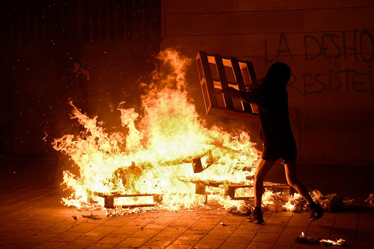 Los manifestantes encienden una hoguera durante una manifestación contra los desalojos en medio de la pandemia de coronaviruss en Barcelona el 31 de octubre de 2020