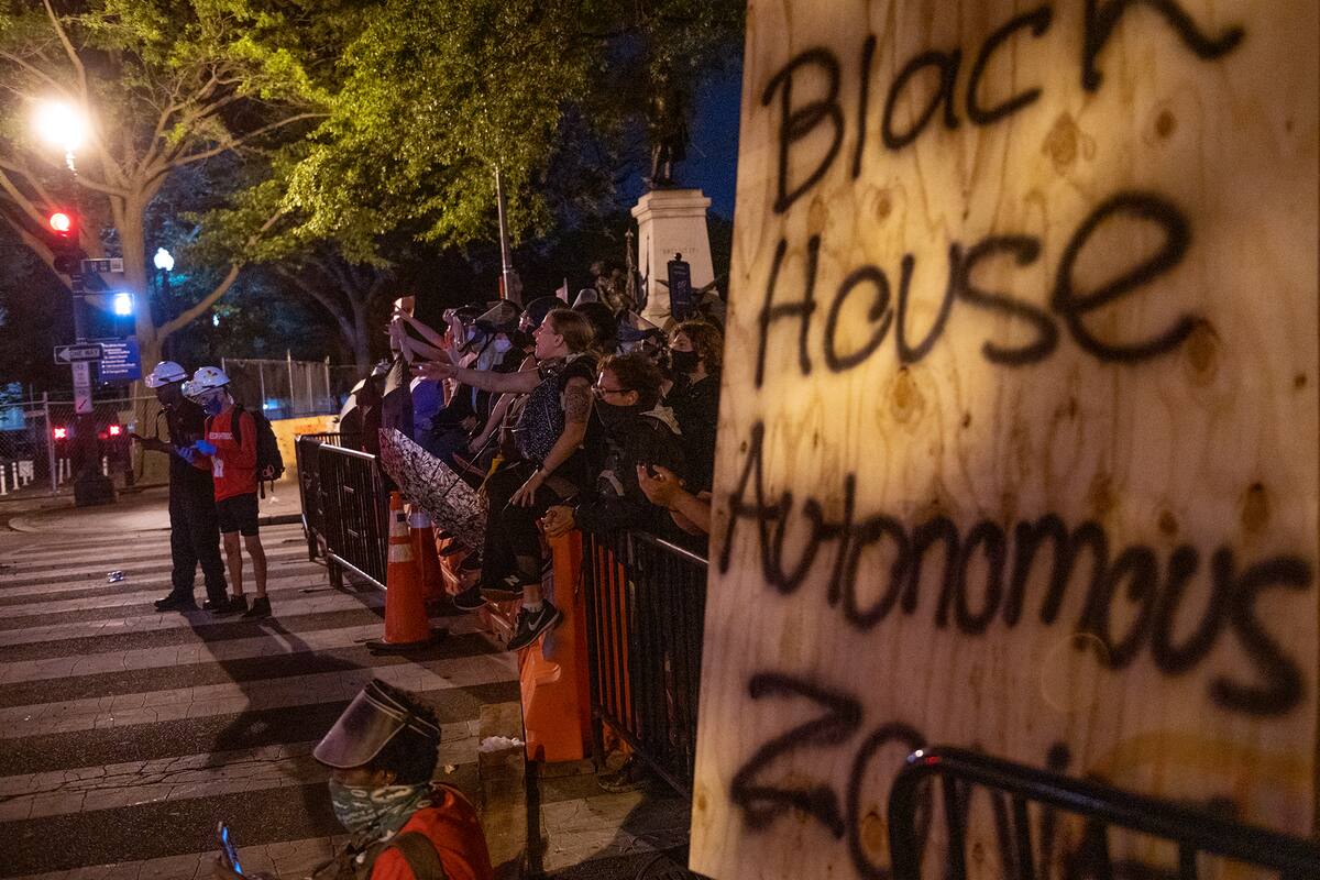 Los manifestantes erigieron una barricada y marcaron con un letrero la "Zona Autónoma de la Casa Negra" frente al Parque Lafayette cerca de la Casa Blanca, en Washington, D.C., el 22 de junio de 2020
