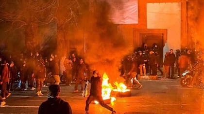 Los manifestantes expresan su rabia en las calles de Teherán