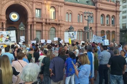 Los manifestantes, frente a la casa de gobierno